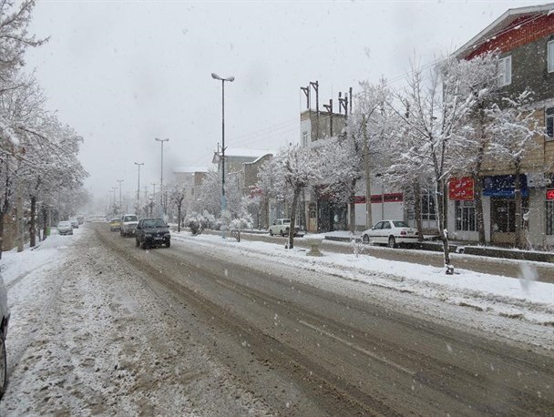 بارش برف هم اکنون درشهرستان دهگلان به روایت تصویر