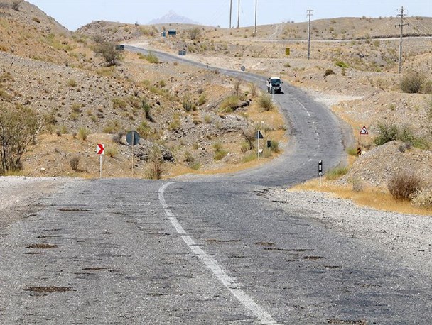 آثار باستانی در پیچ و خم جاده های نامناسب/ سقوط در اَنهار دستاورد عدم آماده سازی زیر ساخت ها