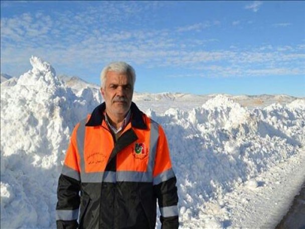 بارش برف و کولاک شدید راه ارتباطی ۱۰۰ روستا را مسدود کرد/ تردد در مسیرهای اصلی با زنجیر چرخ