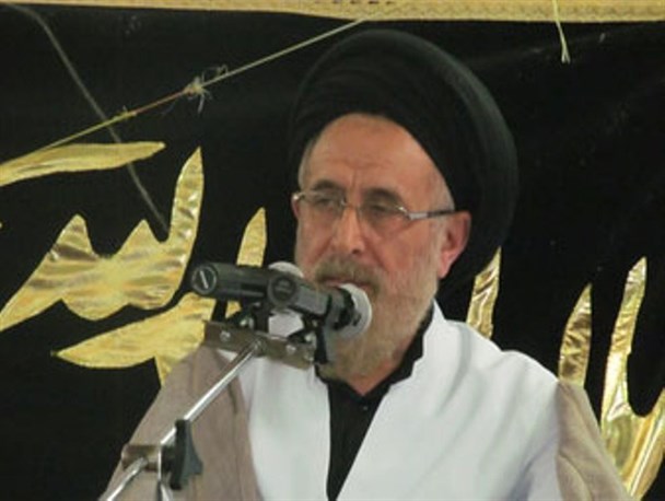 اشرافیگری و خودباختگی در برابر دشمن نشانه ی انحراف است نه اعتدال