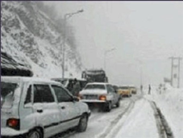 نجات سرنشینان100 خودروی گرفتار در برف گردنه صائین/ تردد در سه محور اردبیل فقط با زنجیر چرخ امکانپذیر است