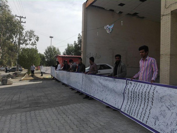 تجمع دانشجویان مقابل دفتر نماینده برای درخواست حضور رییس جمهور در مناطق محروم
