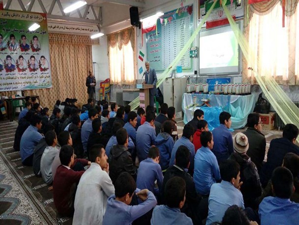 مراسم تجلیل از دانش آموزان ممتاز دبیرستان نمونه حاج غلامرضاکمالی سرایان