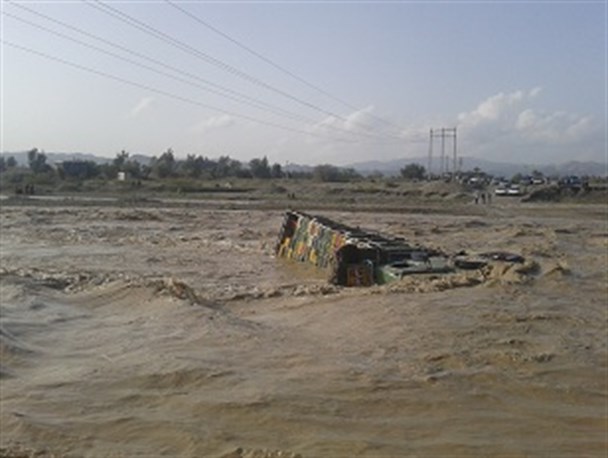 دو خودرو در رودخانه جغین رودان غرق شد