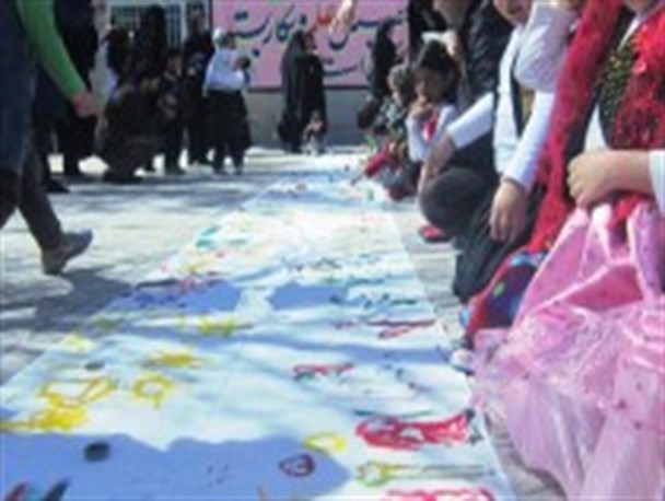 نقاشی گروهی ۱۰ متری کودکان شهرستان مبارکه