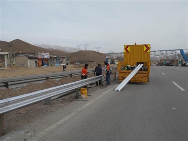 اجرای عملیات نصب و ترمیم گاردریل‌های محور دماوند-فیروزکوه
