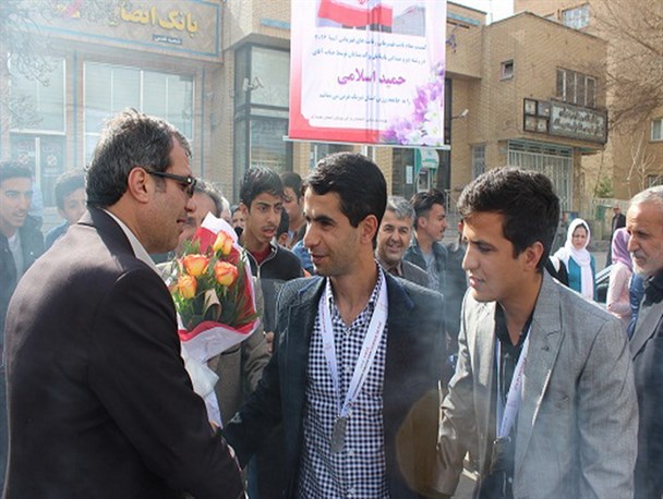 استقبال پرشور خانواده ورزش از دونده نابینای همدانی