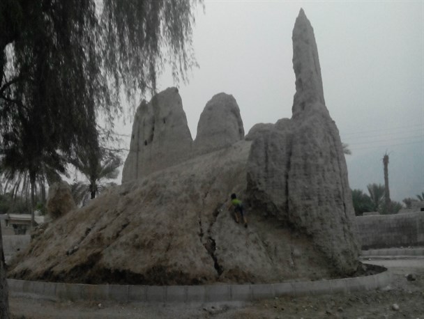 از آثار به جا مانده از قلعه تاریخی تخت قدیم تا قبرستانی رو به سوی بیت المقدس