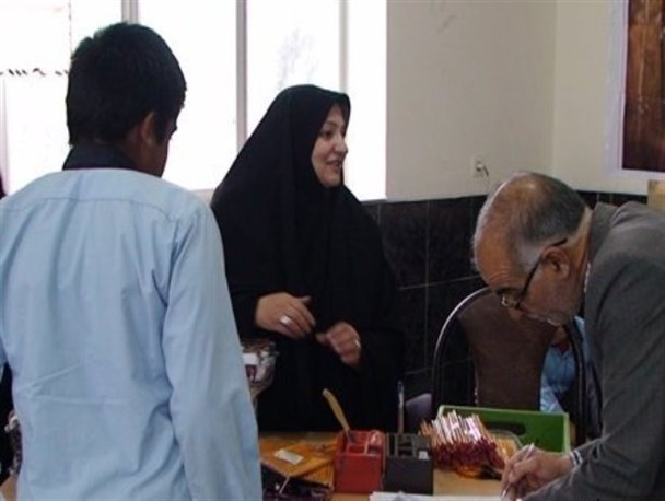 هدایای بانوی نیکوکار برای دانش آموزان بی بضاعت آزادشهر + تصاویر