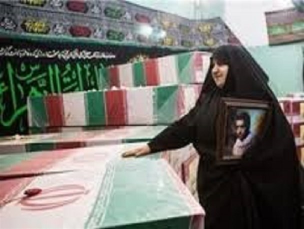 فرزندم معلم من بود/ به دختران جوان بگویید با بد حجابی به خون شهدا دهن کجی نکنید