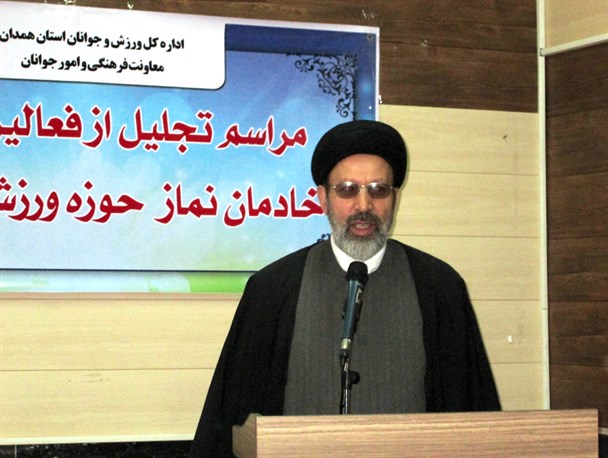 مراسم تجلیل از فعالین قرآنی و خادمان نماز در همدان  / گزارش تصویری