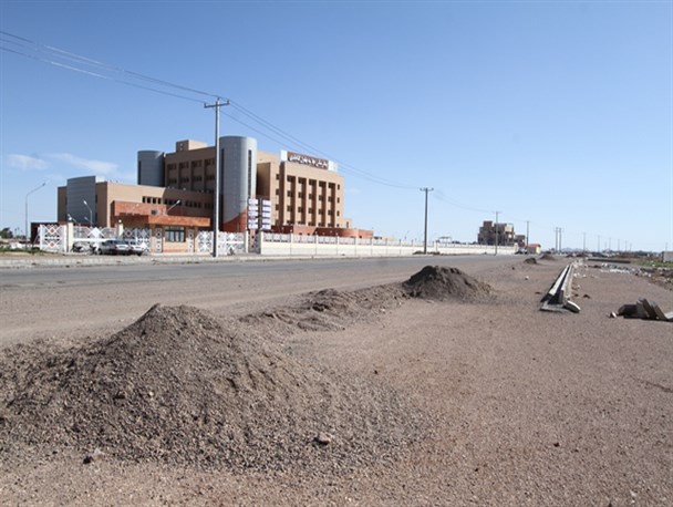شرایط نامناسب راه بیمارستان گناباد و آینده نامعلوم آن + تصاویر