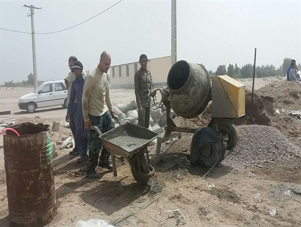 حضور یوسف کرمی قهرمان تکواندوی جهان در اردوی جهادی دلگان/ هر کجا یک ایرانی در سختی باشد، ما هم هستیم+ تصاویر