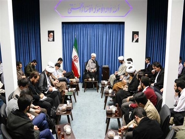 طلبه‌ها به فراگیری دروس رایج حوزه اکتفا نکنند