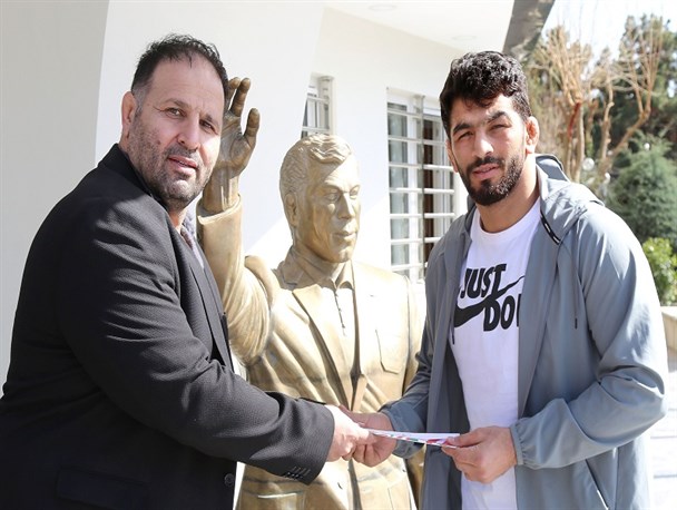 دریافت جایزه دلاری اتحادیه جهانی کشتی توسط یزدانی