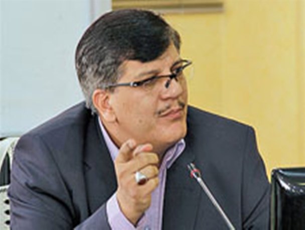 پیاده روهای حاشیه میدان امام مرکزی همدان نیاز به بهسازی دارد