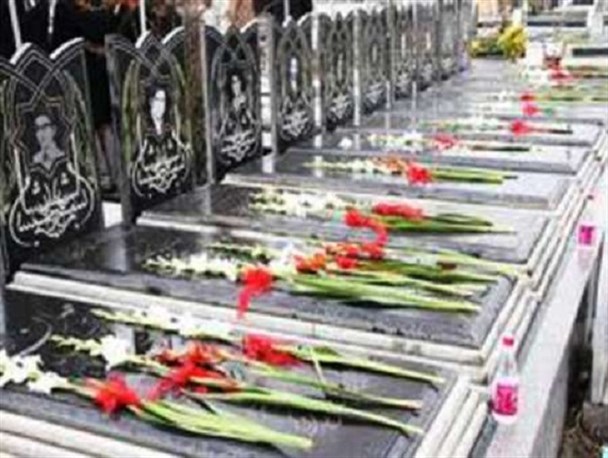 قبور شهدای دستگرد عطرافشانی می شود