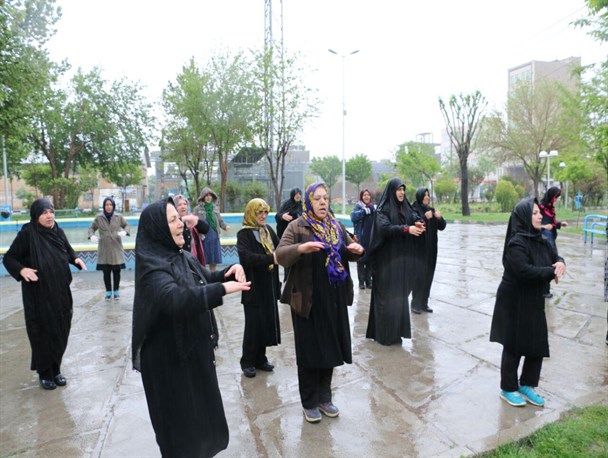 ورزش صبحگاهی بانوان شهرستان فردیس در یک روز بارانی/ تصاویر