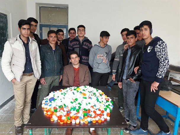 جمع‌آوری بیش از ۴ هزار درب بطری نوشابه برای کمک به کمپین خرید ویلچر برای معلولان+ تصاویر