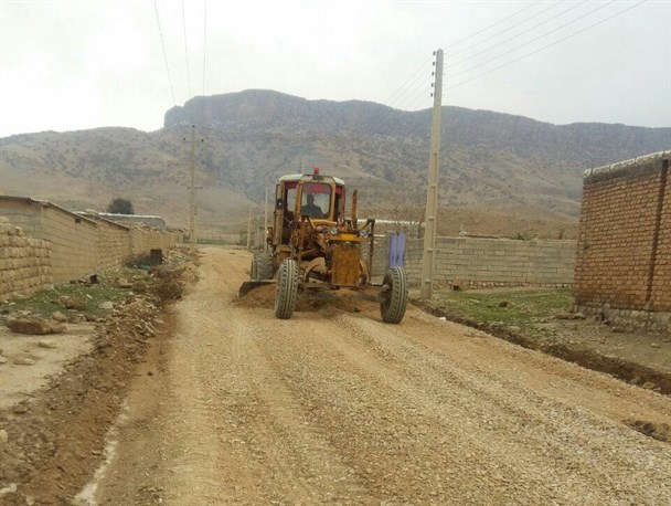 شن ریزی و تسطیح جاده روستای قلعه بهادری بخش مرکزی شهرستان سرپلذهاب