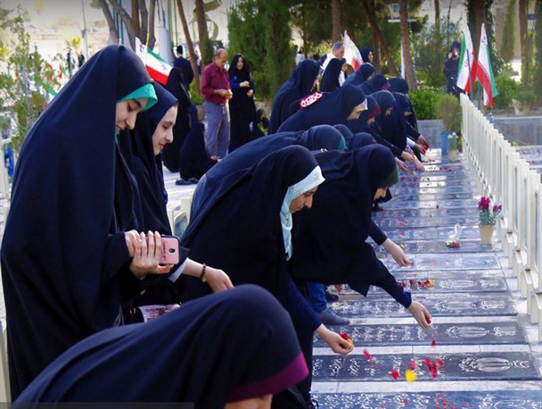 رنگ آمیزی قبور مطهر گلستان شهدای اصفهان/ تصاویر