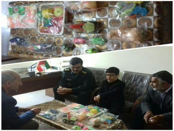 پسربچه چهاربرجی تمام اسباب بازی های خود را به سیل زدگان اهدا کرد