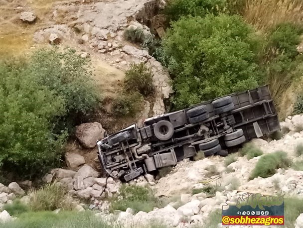 نجات معجزه آسای راننده کامیون بعد از سقوط به دره + تصاویر