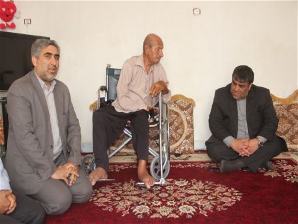 دیدارمسئولین با خانواده بیمار صعب العلاج درسرپلذهاب