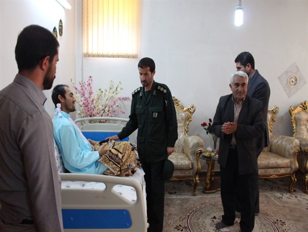 دیدار فرمانده و جمعی از کارکنان سپاه شاهین دژ با یک جانباز/ تصاویر