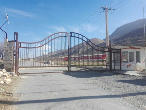 گذشت 10ماه از تعطیلی کارخانه آب معدنی شلمزار/ کارگران همچنان منتظر بازگشت به کاراند