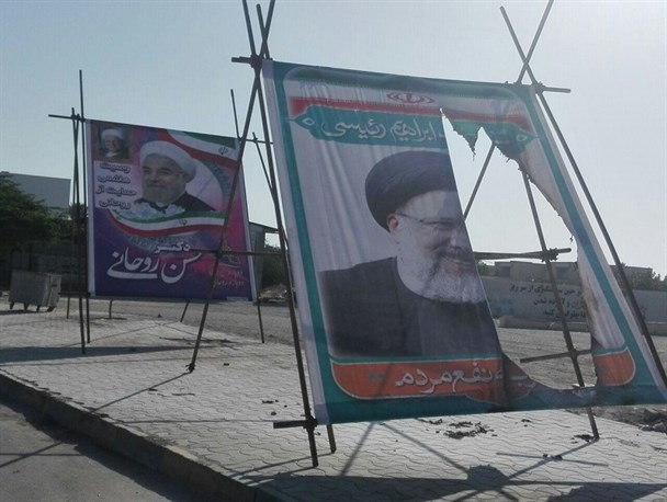 بنرهای تبلیغاتی قالیباف و رئیسی در جاسک به آتش کشیده شد+تصاویر