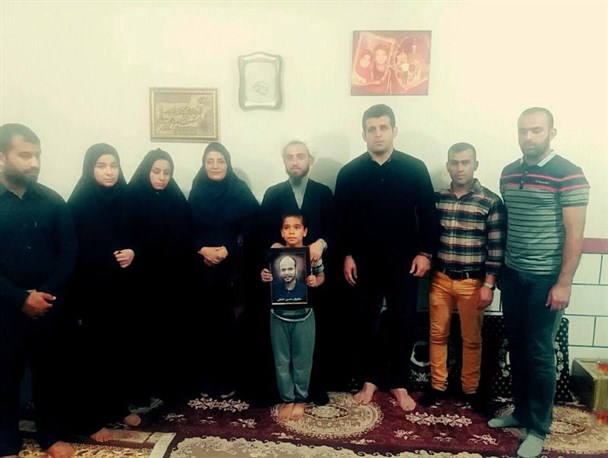 دیدار قهرمان کشتی جهان و المپیک با 7 خانواده جانباخته رامیانی در معدن آزادشهر+تصاویر
