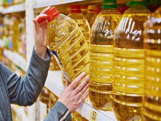 فروشگاه‌های بزرگ و زنجیره‌ای در حال پر کردن قفسه‌هایشان هستند/ با مازاد عرضه روغن و کاهش تقاضا مواجه هستیم