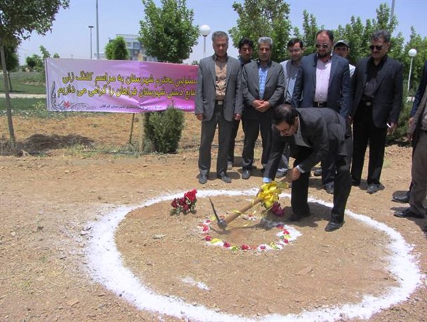 عملیات اجرایی بازارچه صنایع دستی فراهان آغاز شد/این بازارچه در تمامی شهرستان های استان احداث می شود