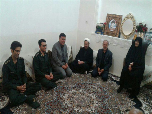 دیدار با خانواده 5 شهید در سرخه+ تصاویر