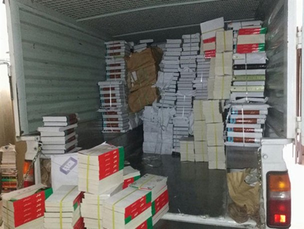 کشف ۶ وانت کتاب غیرقانونی در صحافی خیابان فردوسی تهران
