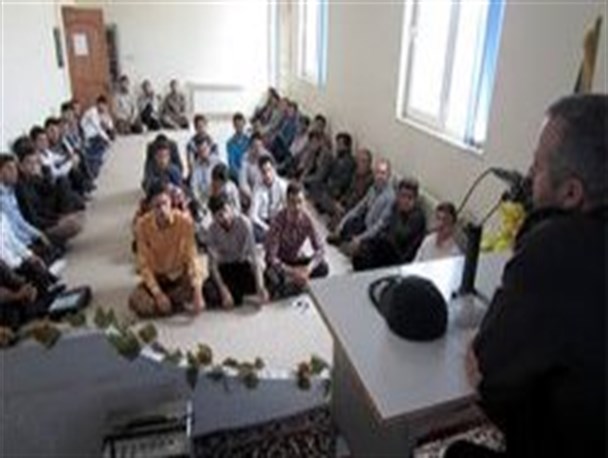 دشمن به درون خانواده‌های ایرانی نفوذ کرده است
