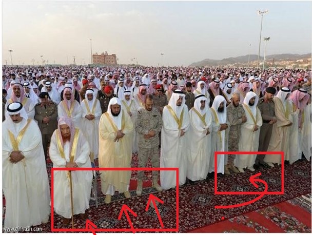 خواندن دسته جمعی نماز عید فطر با کفش در عربستان+تصویر