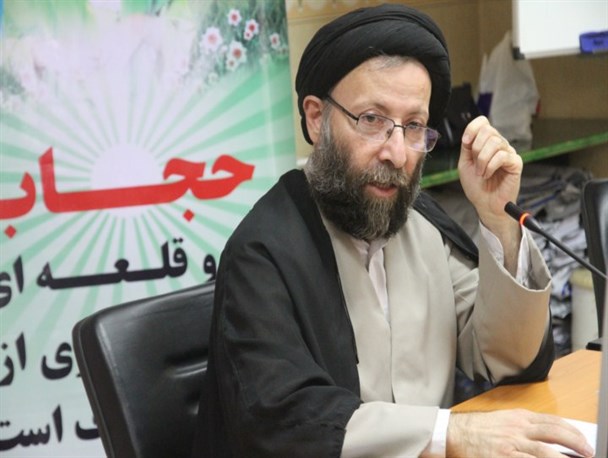 حجاب کف الزام دینی و عفاف اوج و سطح متعالی است