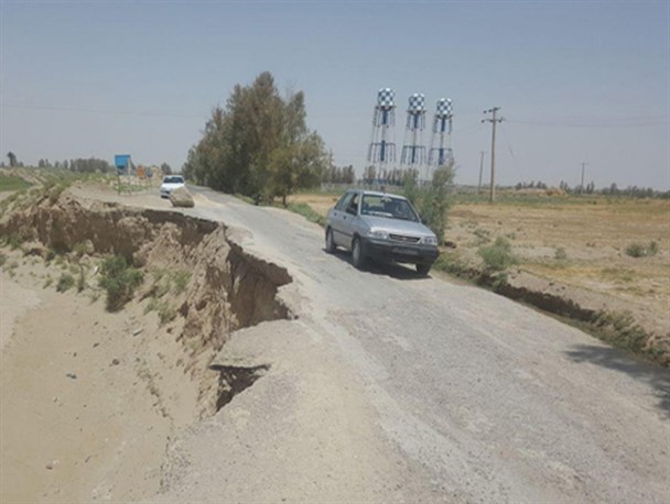 آب پاکی اداره راه و شهرسازی روی دست اهالی روستای سنجرانی