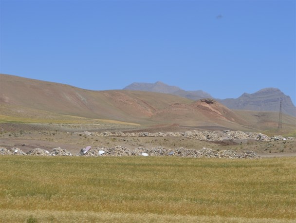 نخاله های ساختمانی بلای جان اراضی کشاورزی آشتیان+ عکس