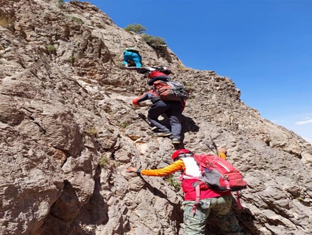 ۸ کوهنورد اراکی گرفتارشده در اشترانکوه، نجات یافتند