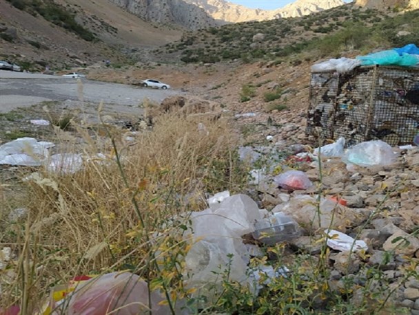 چشمه میشی دنا در محاصر زباله های مسافران تابستانی+تصاویر