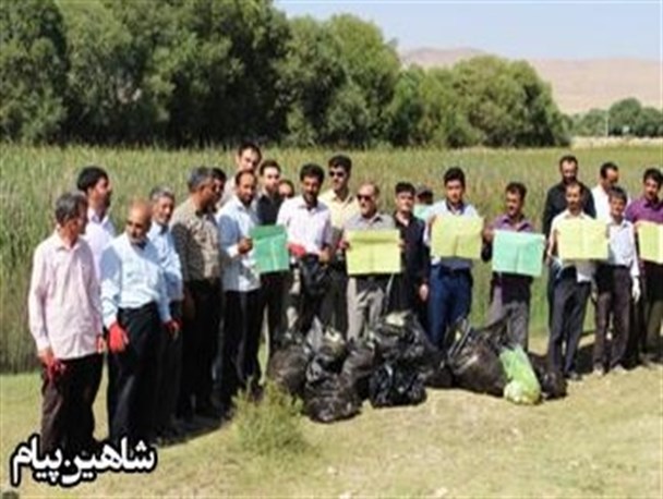 پاکسازی ساحل زرینه رود شاهین دژ توسط "همیاران طبیعت " + تصاویر