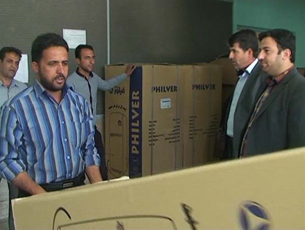 خیرین بوانات 8 دستگاه یخچال وگاز به نیازمندان اهدا کردند + تصاویر