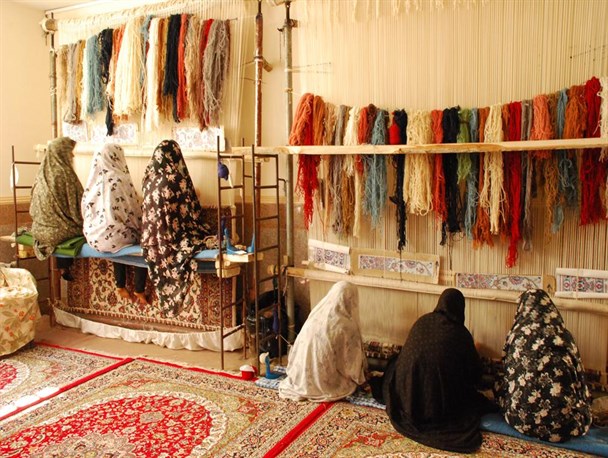 وقتی آیات قرآن در تارو پود قالی زمزمه می شود+ تصاویر