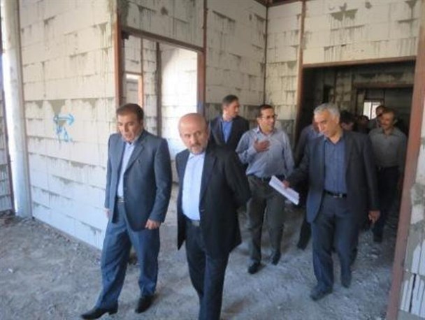 بازدید معاون وزیر راه و شهرسازی از بیمارستان آذرشهر