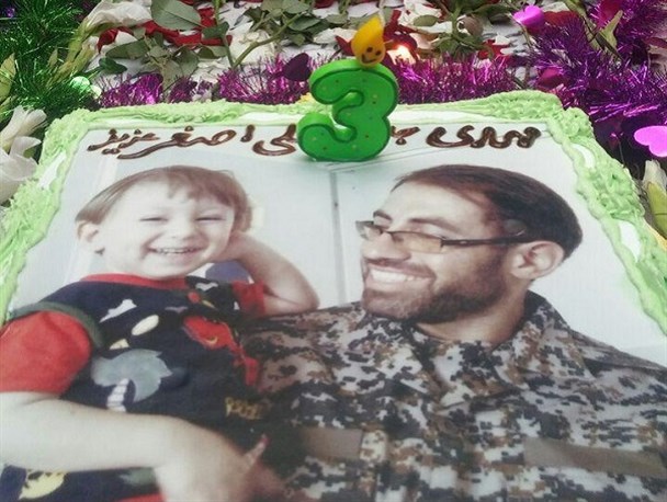 جشن تولد علی اصغرتنها فرزند شهید مدافع حرم کنار مزار پدر+تصاویر