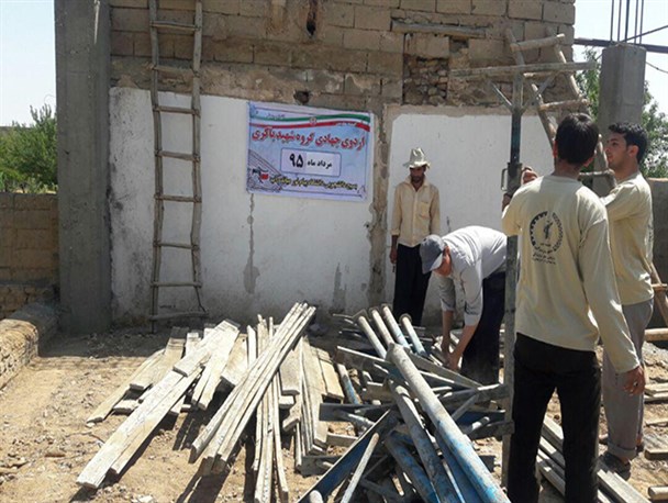 مجاهدان خاکی مشغول احداث خانه محروم در میاندوآب+تصاویر