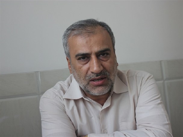 بوسه سرباز عراقی بر عکس امام خمینی (ره)/آزادی از چنگال رژیم بعث شبیه یک رویا بود